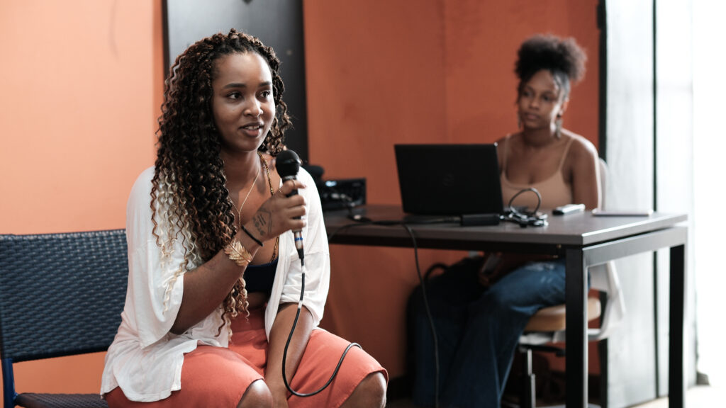 Pré-conferência ÀBÁMODÁ: Pessoas, algoritmos e renda 📸 Fotos por Joelma Antunes / Arapuá Comunicação. CC BY-NC-ND Esta licença permite que os usuários copiem e distribuam o material em qualquer meio ou formato, apenas em sua forma original, para fins não comerciais e desde que seja dada a devida atribuição ao criador. BY: o crédito deve ser dado ao criador. NC: somente usos não comerciais da obra são permitidos. ND: não são permitidas obras derivadas ou adaptações da obra. Este conteúdo é protegido, conforme a Lei de Direitos Autorais (Lei nº 9.610/98).