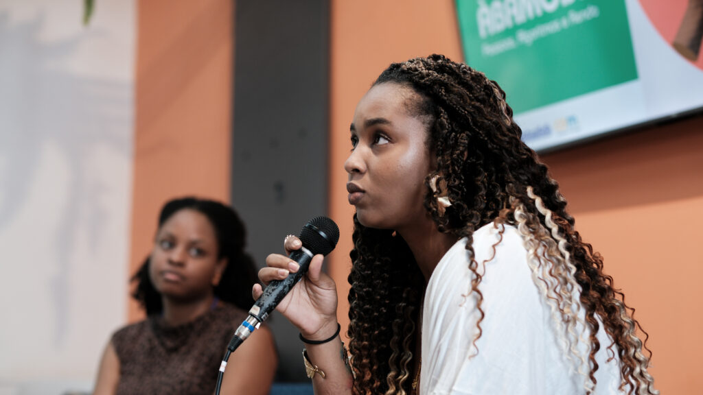 Pré-conferência ÀBÁMODÁ: Pessoas, algoritmos e renda 📸 Fotos por Joelma Antunes / Arapuá Comunicação. CC BY-NC-ND Esta licença permite que os usuários copiem e distribuam o material em qualquer meio ou formato, apenas em sua forma original, para fins não comerciais e desde que seja dada a devida atribuição ao criador. BY: o crédito deve ser dado ao criador. NC: somente usos não comerciais da obra são permitidos. ND: não são permitidas obras derivadas ou adaptações da obra. Este conteúdo é protegido, conforme a Lei de Direitos Autorais (Lei nº 9.610/98).