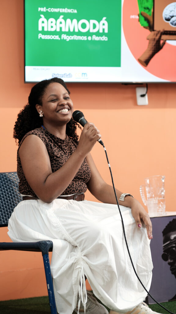 Pré-conferência ÀBÁMODÁ: Pessoas, algoritmos e renda 📸 Fotos por Joelma Antunes / Arapuá Comunicação. CC BY-NC-ND Esta licença permite que os usuários copiem e distribuam o material em qualquer meio ou formato, apenas em sua forma original, para fins não comerciais e desde que seja dada a devida atribuição ao criador. BY: o crédito deve ser dado ao criador. NC: somente usos não comerciais da obra são permitidos. ND: não são permitidas obras derivadas ou adaptações da obra. Este conteúdo é protegido, conforme a Lei de Direitos Autorais (Lei nº 9.610/98).