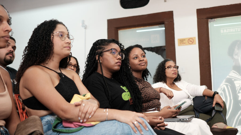 Pré-conferência ÀBÁMODÁ: Pessoas, algoritmos e renda 📸 Fotos por Joelma Antunes / Arapuá Comunicação. CC BY-NC-ND Esta licença permite que os usuários copiem e distribuam o material em qualquer meio ou formato, apenas em sua forma original, para fins não comerciais e desde que seja dada a devida atribuição ao criador. BY: o crédito deve ser dado ao criador. NC: somente usos não comerciais da obra são permitidos. ND: não são permitidas obras derivadas ou adaptações da obra. Este conteúdo é protegido, conforme a Lei de Direitos Autorais (Lei nº 9.610/98).