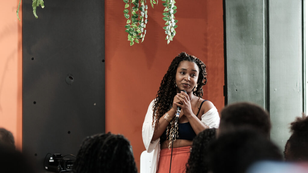 Pré-conferência ÀBÁMODÁ: Pessoas, algoritmos e renda 📸 Fotos por Joelma Antunes / Arapuá Comunicação. CC BY-NC-ND Esta licença permite que os usuários copiem e distribuam o material em qualquer meio ou formato, apenas em sua forma original, para fins não comerciais e desde que seja dada a devida atribuição ao criador. BY: o crédito deve ser dado ao criador. NC: somente usos não comerciais da obra são permitidos. ND: não são permitidas obras derivadas ou adaptações da obra. Este conteúdo é protegido, conforme a Lei de Direitos Autorais (Lei nº 9.610/98).