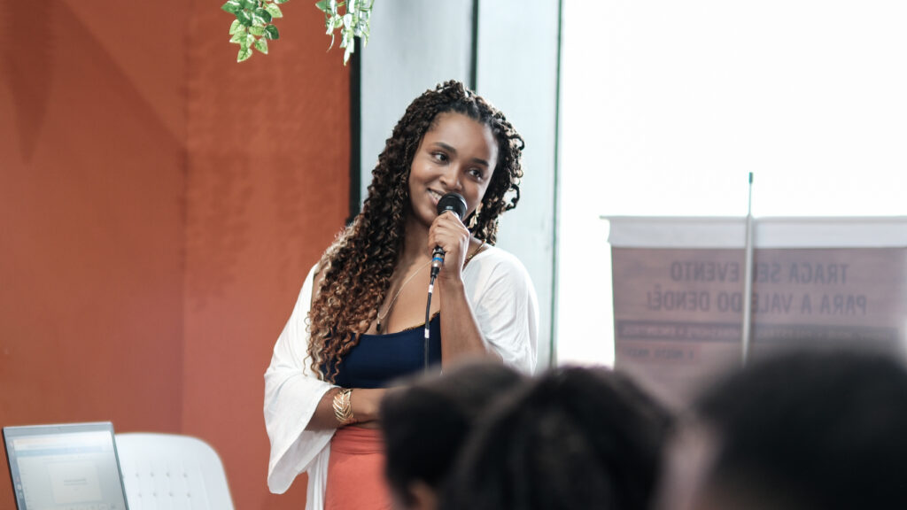 Pré-conferência ÀBÁMODÁ: Pessoas, algoritmos e renda 📸 Fotos por Joelma Antunes / Arapuá Comunicação. CC BY-NC-ND Esta licença permite que os usuários copiem e distribuam o material em qualquer meio ou formato, apenas em sua forma original, para fins não comerciais e desde que seja dada a devida atribuição ao criador. BY: o crédito deve ser dado ao criador. NC: somente usos não comerciais da obra são permitidos. ND: não são permitidas obras derivadas ou adaptações da obra. Este conteúdo é protegido, conforme a Lei de Direitos Autorais (Lei nº 9.610/98).