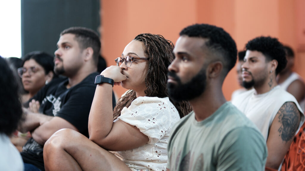 Pré-conferência ÀBÁMODÁ: Pessoas, algoritmos e renda 📸 Fotos por Joelma Antunes / Arapuá Comunicação. CC BY-NC-ND Esta licença permite que os usuários copiem e distribuam o material em qualquer meio ou formato, apenas em sua forma original, para fins não comerciais e desde que seja dada a devida atribuição ao criador. BY: o crédito deve ser dado ao criador. NC: somente usos não comerciais da obra são permitidos. ND: não são permitidas obras derivadas ou adaptações da obra. Este conteúdo é protegido, conforme a Lei de Direitos Autorais (Lei nº 9.610/98).