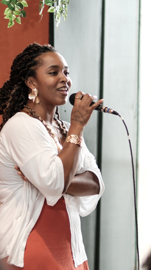 Pré-conferência ÀBÁMODÁ: Pessoas, algoritmos e renda 📸 Fotos por Joelma Antunes / Arapuá Comunicação. CC BY-NC-ND Esta licença permite que os usuários copiem e distribuam o material em qualquer meio ou formato, apenas em sua forma original, para fins não comerciais e desde que seja dada a devida atribuição ao criador. BY: o crédito deve ser dado ao criador. NC: somente usos não comerciais da obra são permitidos. ND: não são permitidas obras derivadas ou adaptações da obra. Este conteúdo é protegido, conforme a Lei de Direitos Autorais (Lei nº 9.610/98).