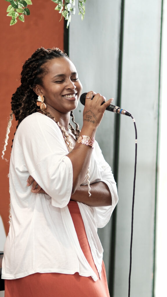 Pré-conferência ÀBÁMODÁ: Pessoas, algoritmos e renda 📸 Fotos por Joelma Antunes / Arapuá Comunicação. CC BY-NC-ND Esta licença permite que os usuários copiem e distribuam o material em qualquer meio ou formato, apenas em sua forma original, para fins não comerciais e desde que seja dada a devida atribuição ao criador. BY: o crédito deve ser dado ao criador. NC: somente usos não comerciais da obra são permitidos. ND: não são permitidas obras derivadas ou adaptações da obra. Este conteúdo é protegido, conforme a Lei de Direitos Autorais (Lei nº 9.610/98).