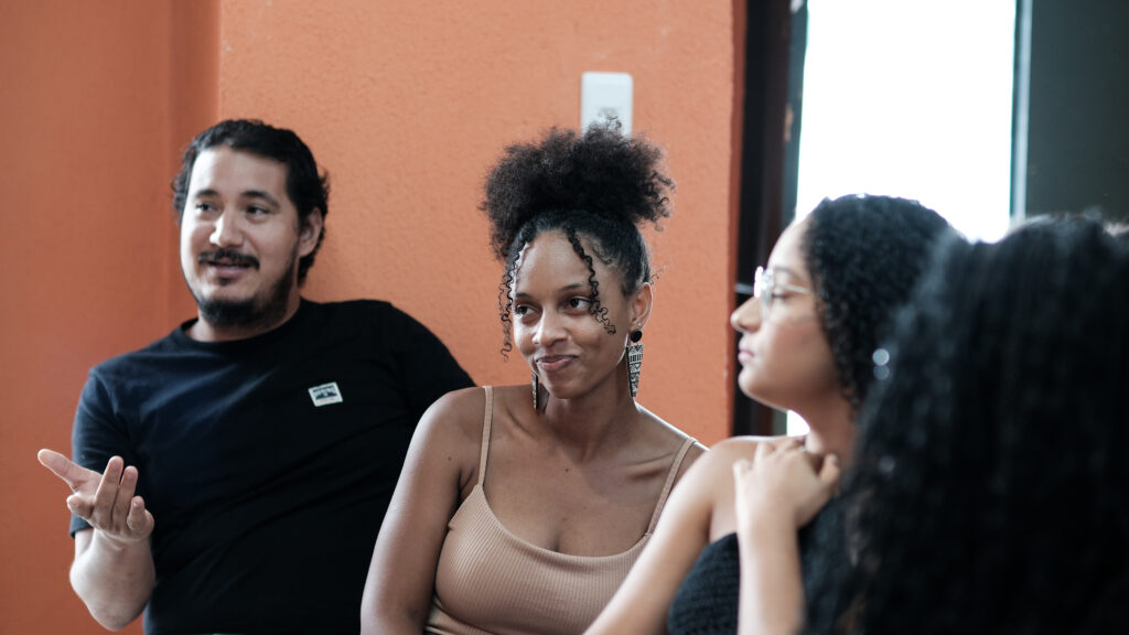 Pré-conferência ÀBÁMODÁ: Pessoas, algoritmos e renda 📸 Fotos por Joelma Antunes / Arapuá Comunicação. CC BY-NC-ND Esta licença permite que os usuários copiem e distribuam o material em qualquer meio ou formato, apenas em sua forma original, para fins não comerciais e desde que seja dada a devida atribuição ao criador. BY: o crédito deve ser dado ao criador. NC: somente usos não comerciais da obra são permitidos. ND: não são permitidas obras derivadas ou adaptações da obra. Este conteúdo é protegido, conforme a Lei de Direitos Autorais (Lei nº 9.610/98).