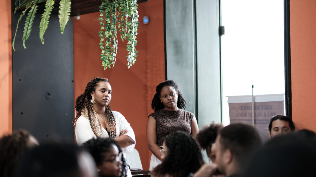 Pré-conferência ÀBÁMODÁ: Pessoas, algoritmos e renda 📸 Fotos por Joelma Antunes / Arapuá Comunicação. CC BY-NC-ND Esta licença permite que os usuários copiem e distribuam o material em qualquer meio ou formato, apenas em sua forma original, para fins não comerciais e desde que seja dada a devida atribuição ao criador. BY: o crédito deve ser dado ao criador. NC: somente usos não comerciais da obra são permitidos. ND: não são permitidas obras derivadas ou adaptações da obra. Este conteúdo é protegido, conforme a Lei de Direitos Autorais (Lei nº 9.610/98).