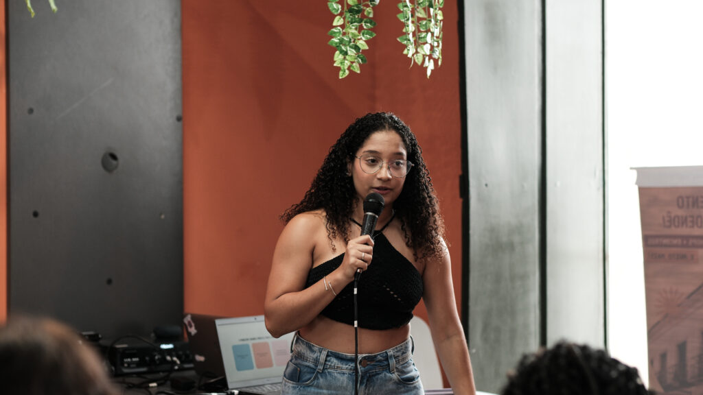 Pré-conferência ÀBÁMODÁ: Pessoas, algoritmos e renda 📸 Fotos por Joelma Antunes / Arapuá Comunicação. CC BY-NC-ND Esta licença permite que os usuários copiem e distribuam o material em qualquer meio ou formato, apenas em sua forma original, para fins não comerciais e desde que seja dada a devida atribuição ao criador. BY: o crédito deve ser dado ao criador. NC: somente usos não comerciais da obra são permitidos. ND: não são permitidas obras derivadas ou adaptações da obra. Este conteúdo é protegido, conforme a Lei de Direitos Autorais (Lei nº 9.610/98).