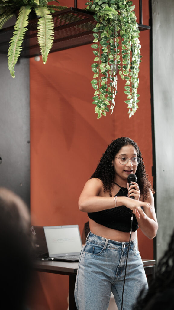 Pré-conferência ÀBÁMODÁ: Pessoas, algoritmos e renda 📸 Fotos por Joelma Antunes / Arapuá Comunicação. CC BY-NC-ND Esta licença permite que os usuários copiem e distribuam o material em qualquer meio ou formato, apenas em sua forma original, para fins não comerciais e desde que seja dada a devida atribuição ao criador. BY: o crédito deve ser dado ao criador. NC: somente usos não comerciais da obra são permitidos. ND: não são permitidas obras derivadas ou adaptações da obra. Este conteúdo é protegido, conforme a Lei de Direitos Autorais (Lei nº 9.610/98).