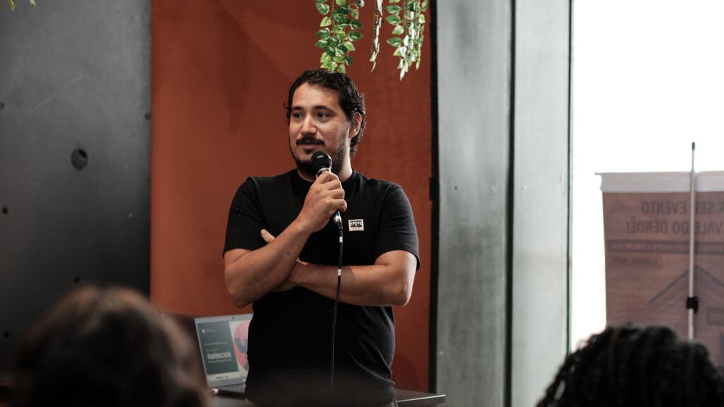 Pré-conferência ÀBÁMODÁ: Pessoas, algoritmos e renda 📸 Fotos por Joelma Antunes / Arapuá Comunicação. CC BY-NC-ND Esta licença permite que os usuários copiem e distribuam o material em qualquer meio ou formato, apenas em sua forma original, para fins não comerciais e desde que seja dada a devida atribuição ao criador. BY: o crédito deve ser dado ao criador. NC: somente usos não comerciais da obra são permitidos. ND: não são permitidas obras derivadas ou adaptações da obra. Este conteúdo é protegido, conforme a Lei de Direitos Autorais (Lei nº 9.610/98).