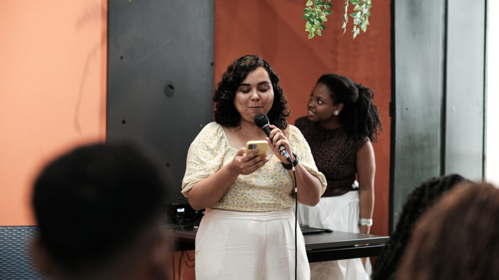 Pré-conferência ÀBÁMODÁ: Pessoas, algoritmos e renda 📸 Fotos por Joelma Antunes / Arapuá Comunicação. CC BY-NC-ND Esta licença permite que os usuários copiem e distribuam o material em qualquer meio ou formato, apenas em sua forma original, para fins não comerciais e desde que seja dada a devida atribuição ao criador. BY: o crédito deve ser dado ao criador. NC: somente usos não comerciais da obra são permitidos. ND: não são permitidas obras derivadas ou adaptações da obra. Este conteúdo é protegido, conforme a Lei de Direitos Autorais (Lei nº 9.610/98).