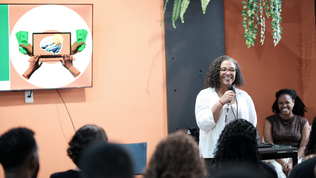 Pré-conferência ÀBÁMODÁ: Pessoas, algoritmos e renda 📸 Fotos por Joelma Antunes / Arapuá Comunicação. CC BY-NC-ND Esta licença permite que os usuários copiem e distribuam o material em qualquer meio ou formato, apenas em sua forma original, para fins não comerciais e desde que seja dada a devida atribuição ao criador. BY: o crédito deve ser dado ao criador. NC: somente usos não comerciais da obra são permitidos. ND: não são permitidas obras derivadas ou adaptações da obra. Este conteúdo é protegido, conforme a Lei de Direitos Autorais (Lei nº 9.610/98).
