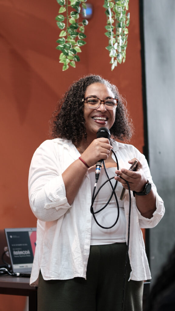 Pré-conferência ÀBÁMODÁ: Pessoas, algoritmos e renda 📸 Fotos por Joelma Antunes / Arapuá Comunicação. CC BY-NC-ND Esta licença permite que os usuários copiem e distribuam o material em qualquer meio ou formato, apenas em sua forma original, para fins não comerciais e desde que seja dada a devida atribuição ao criador. BY: o crédito deve ser dado ao criador. NC: somente usos não comerciais da obra são permitidos. ND: não são permitidas obras derivadas ou adaptações da obra. Este conteúdo é protegido, conforme a Lei de Direitos Autorais (Lei nº 9.610/98).