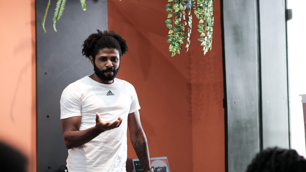 Pré-conferência ÀBÁMODÁ: Pessoas, algoritmos e renda 📸 Fotos por Joelma Antunes / Arapuá Comunicação. CC BY-NC-ND Esta licença permite que os usuários copiem e distribuam o material em qualquer meio ou formato, apenas em sua forma original, para fins não comerciais e desde que seja dada a devida atribuição ao criador. BY: o crédito deve ser dado ao criador. NC: somente usos não comerciais da obra são permitidos. ND: não são permitidas obras derivadas ou adaptações da obra. Este conteúdo é protegido, conforme a Lei de Direitos Autorais (Lei nº 9.610/98).