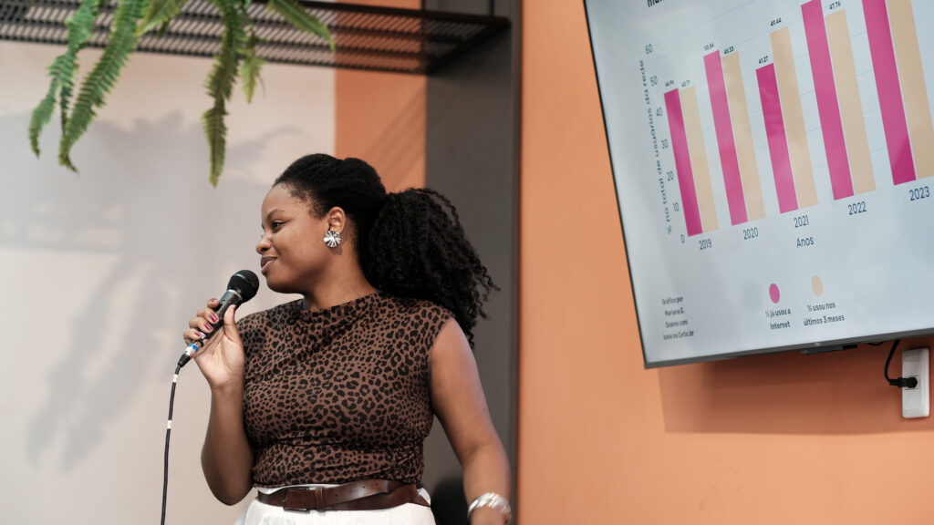 Pré-conferência ÀBÁMODÁ: Pessoas, algoritmos e renda 📸 Fotos por Joelma Antunes / Arapuá Comunicação. CC BY-NC-ND Esta licença permite que os usuários copiem e distribuam o material em qualquer meio ou formato, apenas em sua forma original, para fins não comerciais e desde que seja dada a devida atribuição ao criador. BY: o crédito deve ser dado ao criador. NC: somente usos não comerciais da obra são permitidos. ND: não são permitidas obras derivadas ou adaptações da obra. Este conteúdo é protegido, conforme a Lei de Direitos Autorais (Lei nº 9.610/98).