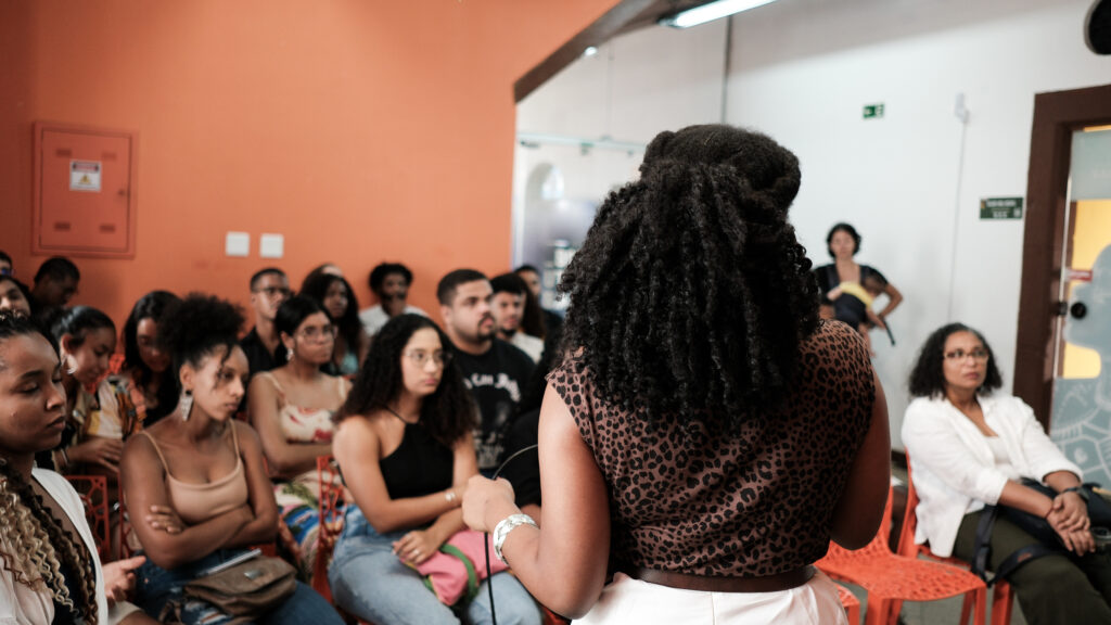 Pré-conferência ÀBÁMODÁ: Pessoas, algoritmos e renda 📸 Fotos por Joelma Antunes / Arapuá Comunicação. CC BY-NC-ND Esta licença permite que os usuários copiem e distribuam o material em qualquer meio ou formato, apenas em sua forma original, para fins não comerciais e desde que seja dada a devida atribuição ao criador. BY: o crédito deve ser dado ao criador. NC: somente usos não comerciais da obra são permitidos. ND: não são permitidas obras derivadas ou adaptações da obra. Este conteúdo é protegido, conforme a Lei de Direitos Autorais (Lei nº 9.610/98).