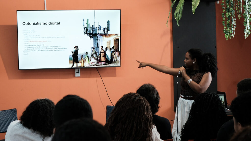Pré-conferência ÀBÁMODÁ: Pessoas, algoritmos e renda 📸 Fotos por Joelma Antunes / Arapuá Comunicação. CC BY-NC-ND Esta licença permite que os usuários copiem e distribuam o material em qualquer meio ou formato, apenas em sua forma original, para fins não comerciais e desde que seja dada a devida atribuição ao criador. BY: o crédito deve ser dado ao criador. NC: somente usos não comerciais da obra são permitidos. ND: não são permitidas obras derivadas ou adaptações da obra. Este conteúdo é protegido, conforme a Lei de Direitos Autorais (Lei nº 9.610/98).