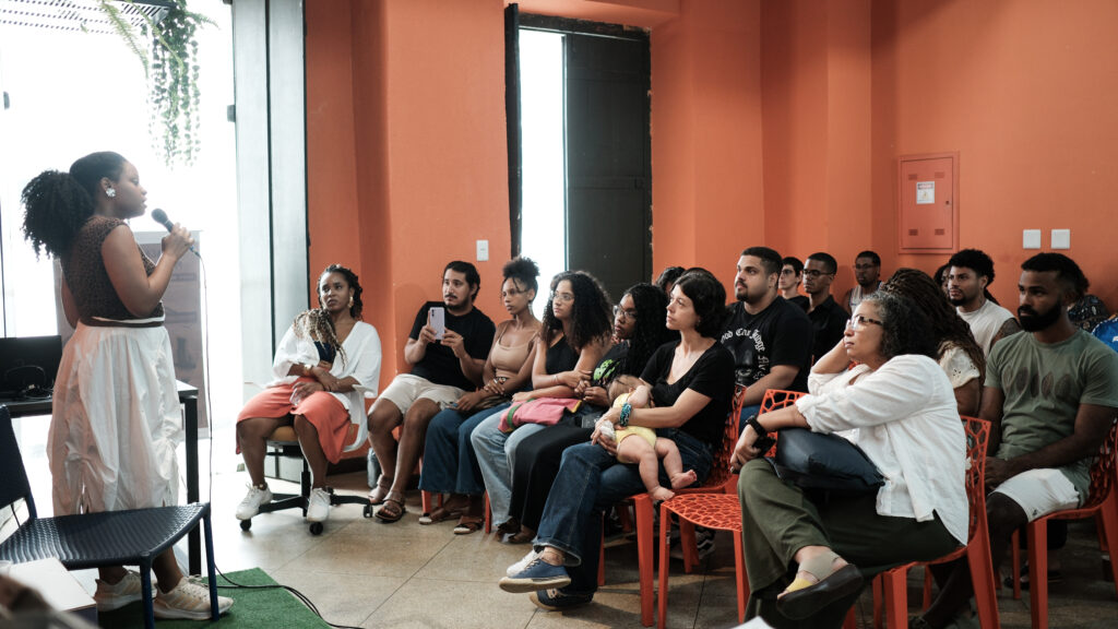 Pré-conferência ÀBÁMODÁ: Pessoas, algoritmos e renda 📸 Fotos por Joelma Antunes / Arapuá Comunicação. CC BY-NC-ND Esta licença permite que os usuários copiem e distribuam o material em qualquer meio ou formato, apenas em sua forma original, para fins não comerciais e desde que seja dada a devida atribuição ao criador. BY: o crédito deve ser dado ao criador. NC: somente usos não comerciais da obra são permitidos. ND: não são permitidas obras derivadas ou adaptações da obra. Este conteúdo é protegido, conforme a Lei de Direitos Autorais (Lei nº 9.610/98).
