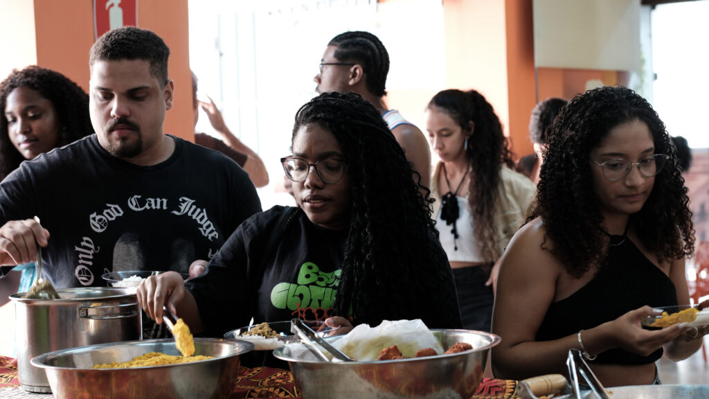 Pré-conferência ÀBÁMODÁ: Pessoas, algoritmos e renda 📸 Fotos por Joelma Antunes / Arapuá Comunicação. CC BY-NC-ND Esta licença permite que os usuários copiem e distribuam o material em qualquer meio ou formato, apenas em sua forma original, para fins não comerciais e desde que seja dada a devida atribuição ao criador. BY: o crédito deve ser dado ao criador. NC: somente usos não comerciais da obra são permitidos. ND: não são permitidas obras derivadas ou adaptações da obra. Este conteúdo é protegido, conforme a Lei de Direitos Autorais (Lei nº 9.610/98).