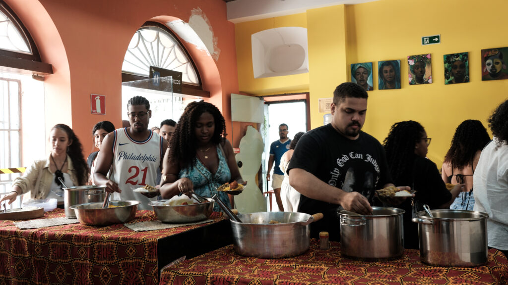 Pré-conferência ÀBÁMODÁ: Pessoas, algoritmos e renda 📸 Fotos por Joelma Antunes / Arapuá Comunicação. CC BY-NC-ND Esta licença permite que os usuários copiem e distribuam o material em qualquer meio ou formato, apenas em sua forma original, para fins não comerciais e desde que seja dada a devida atribuição ao criador. BY: o crédito deve ser dado ao criador. NC: somente usos não comerciais da obra são permitidos. ND: não são permitidas obras derivadas ou adaptações da obra. Este conteúdo é protegido, conforme a Lei de Direitos Autorais (Lei nº 9.610/98).