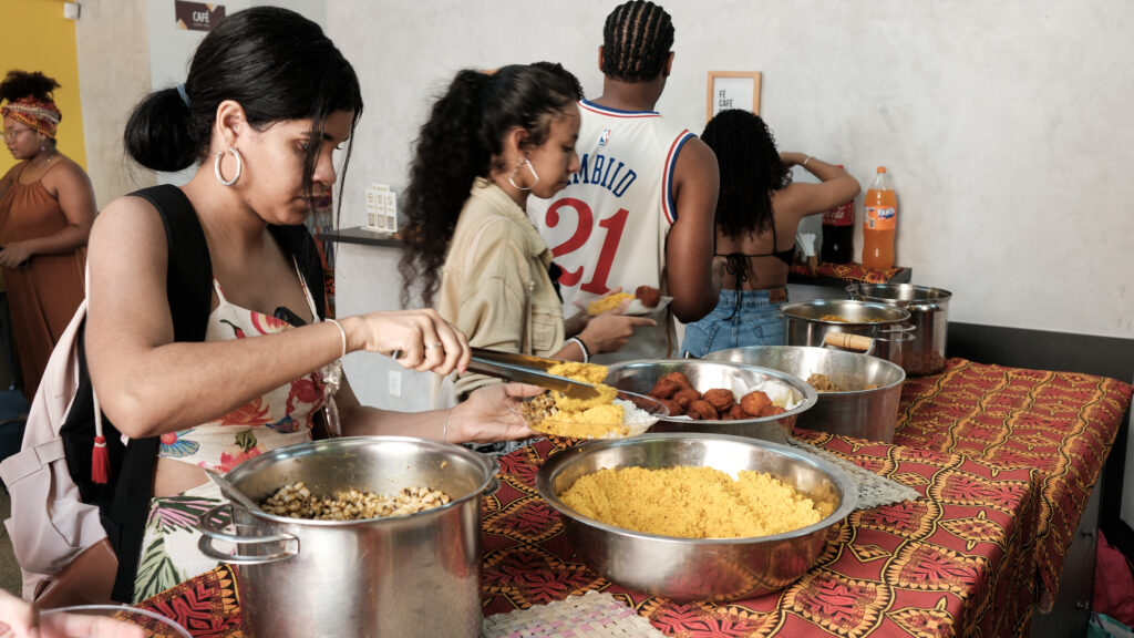 Pré-conferência ÀBÁMODÁ: Pessoas, algoritmos e renda 📸 Fotos por Joelma Antunes / Arapuá Comunicação. CC BY-NC-ND Esta licença permite que os usuários copiem e distribuam o material em qualquer meio ou formato, apenas em sua forma original, para fins não comerciais e desde que seja dada a devida atribuição ao criador. BY: o crédito deve ser dado ao criador. NC: somente usos não comerciais da obra são permitidos. ND: não são permitidas obras derivadas ou adaptações da obra. Este conteúdo é protegido, conforme a Lei de Direitos Autorais (Lei nº 9.610/98).