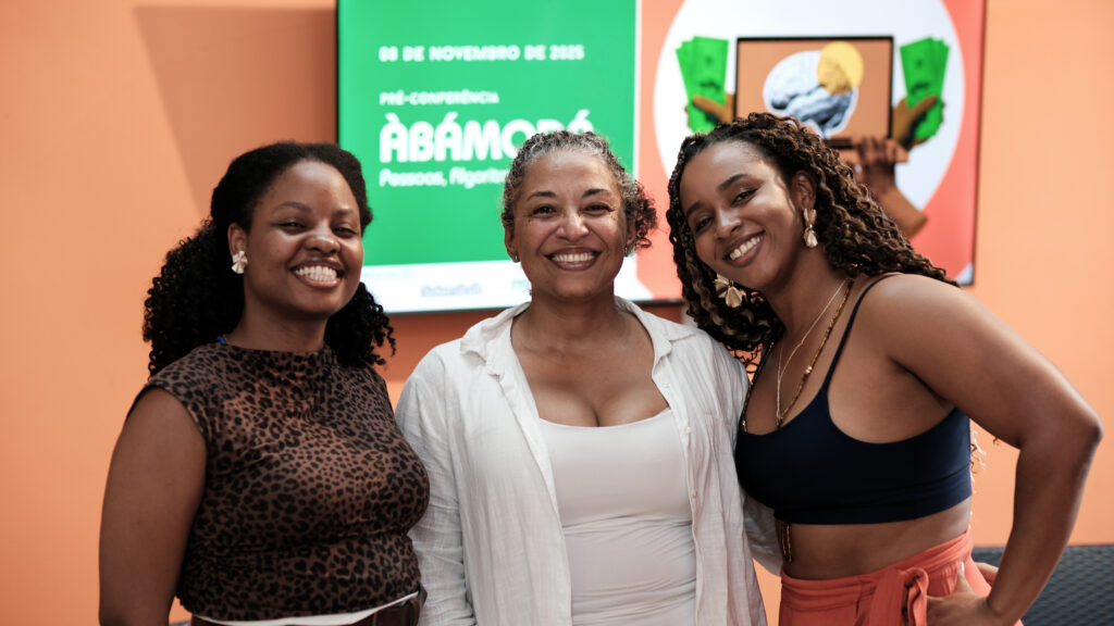 Pré-conferência ÀBÁMODÁ: Pessoas, algoritmos e renda 📸 Fotos por Joelma Antunes / Arapuá Comunicação. CC BY-NC-ND Esta licença permite que os usuários copiem e distribuam o material em qualquer meio ou formato, apenas em sua forma original, para fins não comerciais e desde que seja dada a devida atribuição ao criador. BY: o crédito deve ser dado ao criador. NC: somente usos não comerciais da obra são permitidos. ND: não são permitidas obras derivadas ou adaptações da obra. Este conteúdo é protegido, conforme a Lei de Direitos Autorais (Lei nº 9.610/98).
