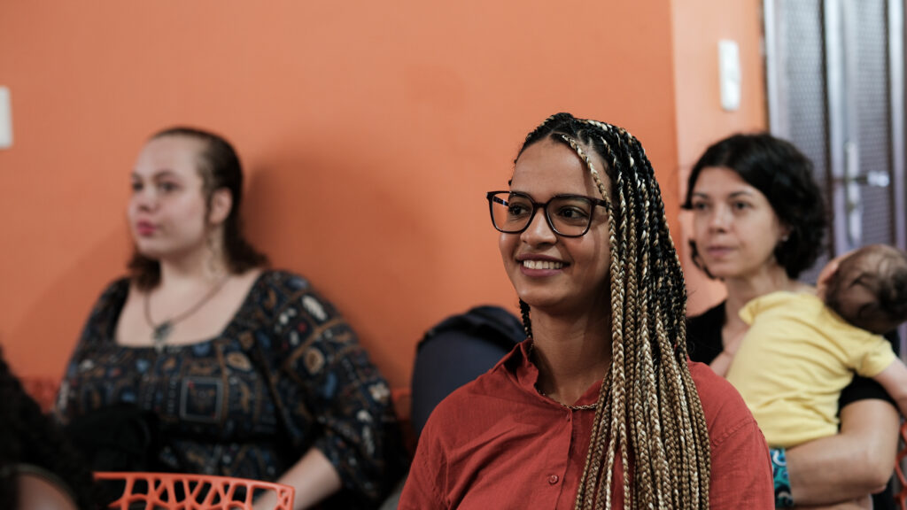 Pré-conferência ÀBÁMODÁ: Pessoas, algoritmos e renda 📸 Fotos por Joelma Antunes / Arapuá Comunicação. CC BY-NC-ND Esta licença permite que os usuários copiem e distribuam o material em qualquer meio ou formato, apenas em sua forma original, para fins não comerciais e desde que seja dada a devida atribuição ao criador. BY: o crédito deve ser dado ao criador. NC: somente usos não comerciais da obra são permitidos. ND: não são permitidas obras derivadas ou adaptações da obra. Este conteúdo é protegido, conforme a Lei de Direitos Autorais (Lei nº 9.610/98).