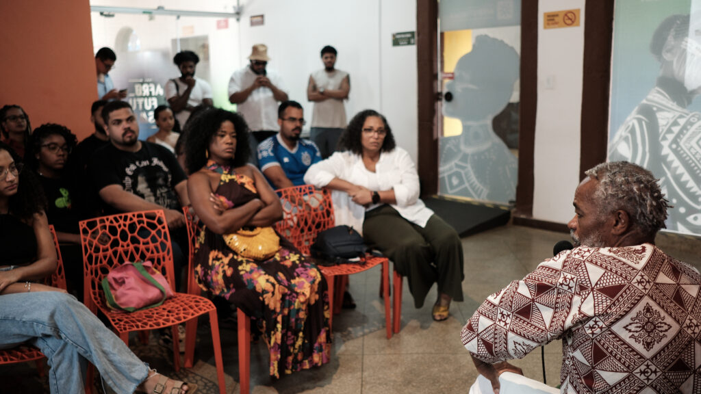 Pré-conferência ÀBÁMODÁ: Pessoas, algoritmos e renda 📸 Fotos por Joelma Antunes / Arapuá Comunicação. CC BY-NC-ND Esta licença permite que os usuários copiem e distribuam o material em qualquer meio ou formato, apenas em sua forma original, para fins não comerciais e desde que seja dada a devida atribuição ao criador. BY: o crédito deve ser dado ao criador. NC: somente usos não comerciais da obra são permitidos. ND: não são permitidas obras derivadas ou adaptações da obra. Este conteúdo é protegido, conforme a Lei de Direitos Autorais (Lei nº 9.610/98).