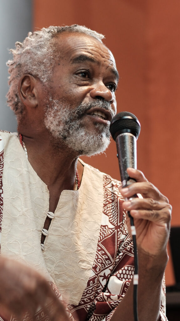 Pré-conferência ÀBÁMODÁ: Pessoas, algoritmos e renda 📸 Fotos por Joelma Antunes / Arapuá Comunicação. CC BY-NC-ND Esta licença permite que os usuários copiem e distribuam o material em qualquer meio ou formato, apenas em sua forma original, para fins não comerciais e desde que seja dada a devida atribuição ao criador. BY: o crédito deve ser dado ao criador. NC: somente usos não comerciais da obra são permitidos. ND: não são permitidas obras derivadas ou adaptações da obra. Este conteúdo é protegido, conforme a Lei de Direitos Autorais (Lei nº 9.610/98).