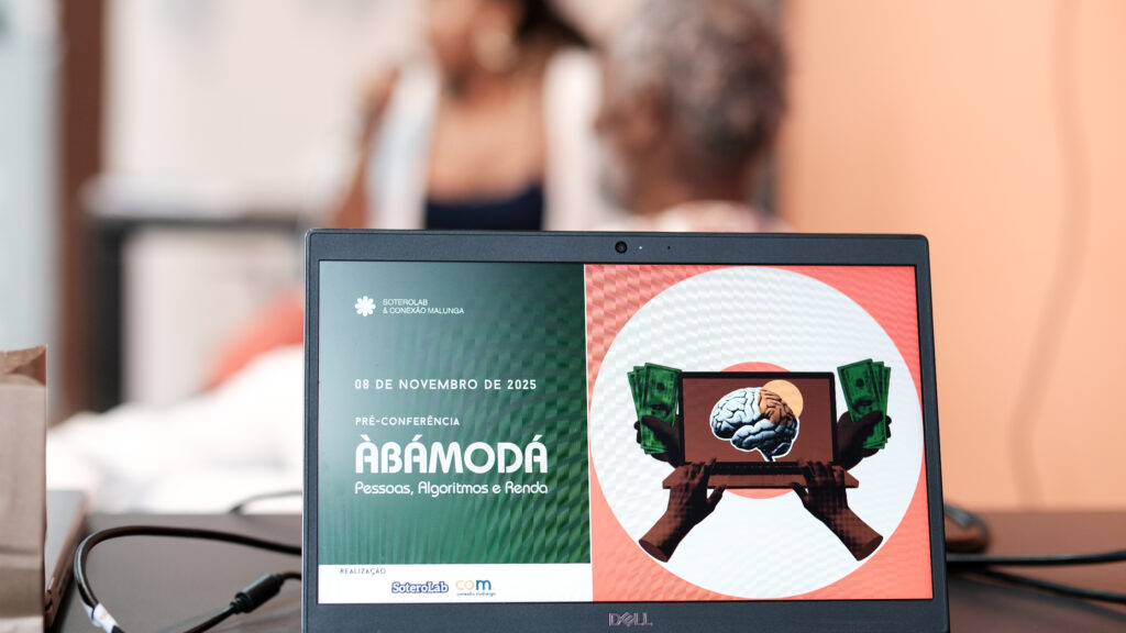 Pré-conferência ÀBÁMODÁ: Pessoas, algoritmos e renda 📸 Fotos por Joelma Antunes / Arapuá Comunicação. CC BY-NC-ND Esta licença permite que os usuários copiem e distribuam o material em qualquer meio ou formato, apenas em sua forma original, para fins não comerciais e desde que seja dada a devida atribuição ao criador. BY: o crédito deve ser dado ao criador. NC: somente usos não comerciais da obra são permitidos. ND: não são permitidas obras derivadas ou adaptações da obra. Este conteúdo é protegido, conforme a Lei de Direitos Autorais (Lei nº 9.610/98).